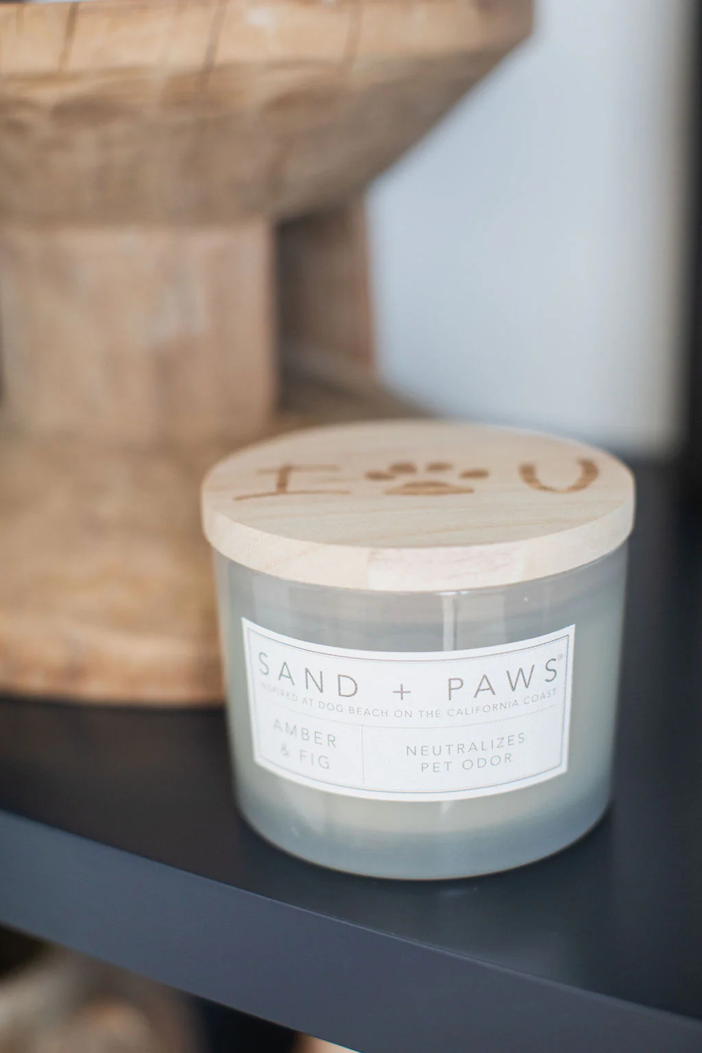 Sand + Paws Amber & Fig 12 oz scented candle - Image 5